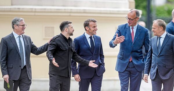 Selenskyj und die Koalition der Willigen: Englands Premier Keir Starmer (v.li.), Ukraines Präsident Wolodymyr Selenskyj, Frankre Selenskyj und die Koalition der Willigen: Englands Premier Keir Starmer (v.li.), Ukraines Präsident Wolodymyr Selenskyj, Frankreichs Präsident Emmanuel Macron Bundeskanzler Friedrich Merz und Polens Ministerpräsident Donald Tusk im Mai in Kiew.