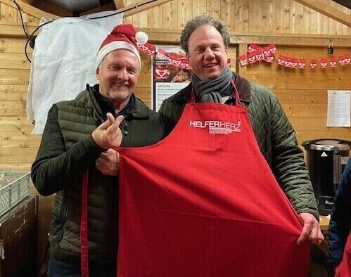 Schürzenwechsel: Stadtrat Hans-Peter Peifer und OB Matthias Knecht.