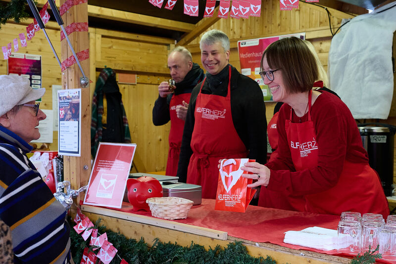 CDU-Politiker Steffen Bilger (Mitte) gemeinsam mit Stephan Hurst, Leiter der Ludwigsburger Schlosverwaltung, und LKZ-Redakteurin Susanne Matthesam Glühweinstand der LKZ.