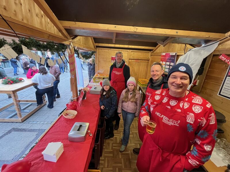 Auch der Nachwuchs packt mit an: FDP-Stadtrat Jochen Eisele, Bürgermeister Sebastian Mannl mit Kindern und LKZ Redakteur John Patrick Mikisch.