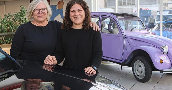 Mutter und Tochter: Karin Bader-Rüdinger (links) und Julia Rüdinger im Foyer ihres Autohauses Bader in Gerlingen. Im Hintergrund Mutter und Tochter: Karin Bader-Rüdinger (links) und Julia Rüdinger im Foyer ihres Autohauses Bader in Gerlingen. Im Hintergrund der Citroën 2 CV, Baujahr 1987.