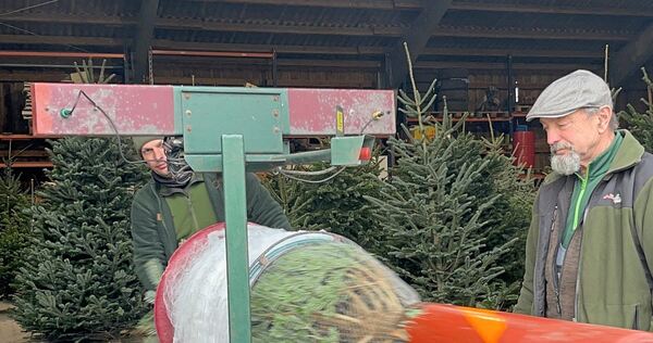 Friedrich Waidelich (rechts) an einer Verpackungsmaschine. Friedrich Waidelich (rechts) an einer Verpackungsmaschine.