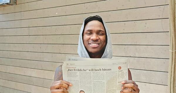 Zufrieden: Babacar Sane mit der LKZ in der Hand. Foto: p Zufrieden: Babacar Sane mit der LKZ in der Hand.