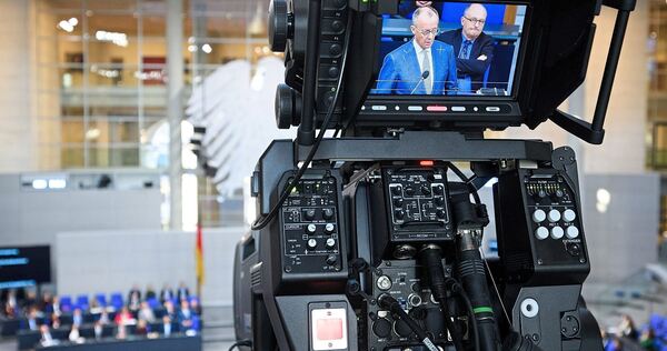 Kanzler Friedrich Merz spricht bei der Regierungsbefragung im Bundestag. Foto: Bernd von Jutrczenka/dpa Kanzler Friedrich Merz spricht bei der Regierungsbefragung im Bundestag.