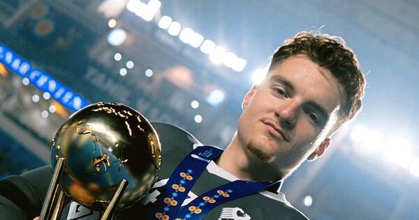 Hält am Ende eines Thrillers gegen Spanien den WM-Pokal in der Hand: Keeper Julijan Cerkez. Hält am Ende eines Thrillers gegen Spanien den WM-Pokal in der Hand: Keeper Julijan Cerkez.