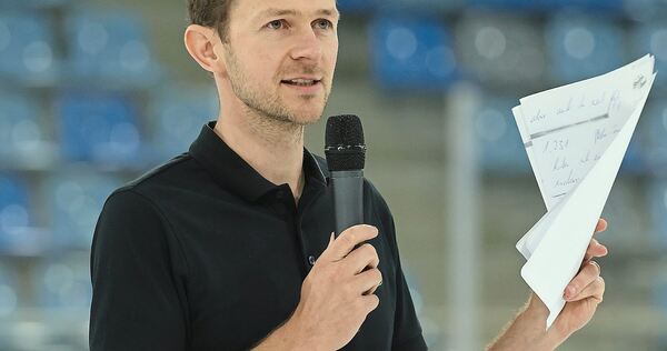 Schwungvoll ins Büro: Steelers-Chef Gregor Rustige sieht Licht am Ende des Tunnels. Schwungvoll ins Büro: Steelers-Chef Gregor Rustige sieht Licht am Ende des Tunnels.