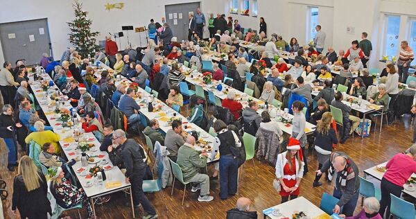 Rund 200 Gäste feiern gemeinsam, wie hier 2024, Heiligabend in der Feuerseemensa. Rund 200 Gäste feiern gemeinsam, wie hier 2024, Heiligabend in der Feuerseemensa.