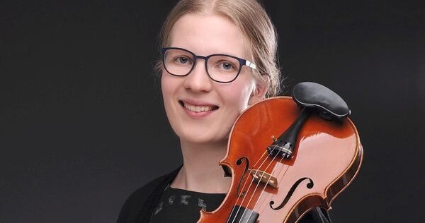 Solistin bei Bachs e-Moll-Solosonate: Die Geigerin Ella-Marie Steinmetz ist langjähriges Mitglied im Concerto Ludwigsburg – und Solistin bei Bachs e-Moll-Solosonate: Die Geigerin Ella-Marie Steinmetz ist langjähriges Mitglied im Concerto Ludwigsburg – und gehört zu den wenigen Vollprofis.