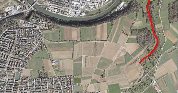 Der Lochwaldgraben (rot markiert) führt von den Feldern vor Oßweil Richtung Neckar. Der Lochwaldgraben (rot markiert) führt von den Feldern vor Oßweil Richtung Neckar.