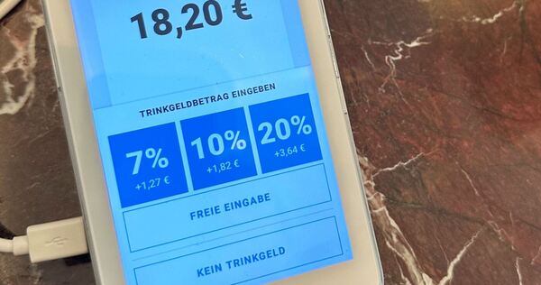 Trinkgeldoptionen auf dem Display eines Kartenlesegeräts Trinkgeldoptionen auf dem Display eines Kartenlesegeräts