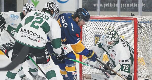 Starker Steelers-Rückhalt: Florian Mnich (rechts) pariert gegen Füchse-Stürmer Alexis D’Aoust. Benedikt Jiranek kommt hier zu sp Starker Steelers-Rückhalt: Florian Mnich (rechts) pariert gegen Füchse-Stürmer Alexis D’Aoust. Benedikt Jiranek kommt hier zu spät.