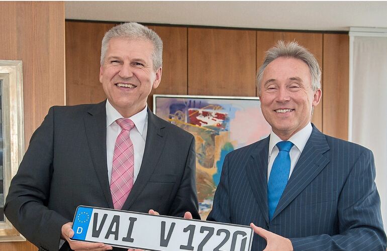 Seit 2014 ist das VAI-Kennzeichen erhältlich. Der ehemalige Vaihinger OB Gerd Maisch (links) kämpfte für dessen Einführung. Ex-L Seit 2014 ist das VAI-Kennzeichen erhältlich. Der ehemalige Vaihinger OB Gerd Maisch (links) kämpfte für dessen Einführung. Ex-Landrat Dr. Rainer Haas musste sich der Mehrheit im Ausschuss für Umwelt und Technik beugen.