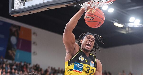 Aus dem Weg: Keeshawn Kellman (rechts) räumt Marcel Keßen bei seinem Dunk zum Ende des ersten Viertels ab. Foto:Baumann Aus dem Weg: Keeshawn Kellman (rechts) räumt Marcel Keßen bei seinem Dunk zum Ende des ersten Viertels ab.