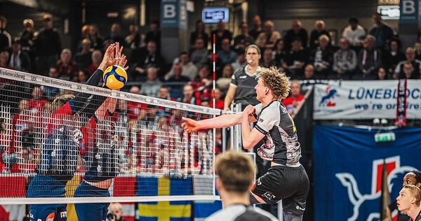 Ludwigsburgs Philipp Herrmann bleibt am Lüneburger Block hängen. Foto: Anton Hoefel Ludwigsburgs Philipp Herrmann bleibt am Lüneburger Block hängen.