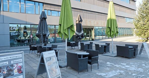 Das Café Rathaus Bäck in Remseck: Der Außenbereich ist immer wieder von Vandalismus betroffen. Das Café Rathaus Bäck in Remseck: Der Außenbereich ist immer wieder von Vandalismus betroffen.