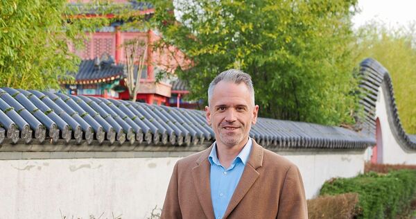 Für den Spaziergang mit unserer Zeitung hat sich SPD-Landtagskandidat Daniel Haas den Weg ausgesucht, der am Chinahaus vorbei en Für den Spaziergang mit unserer Zeitung hat sich SPD-Landtagskandidat Daniel Haas den Weg ausgesucht, der am Chinahaus vorbei entlang des Gründelbachs führt.