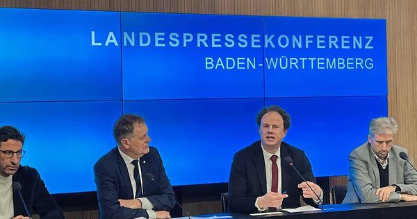 Vier Oberbürgermeister: Matthias Klopfer (Esslingen), Richard Arnold (Schwäbisch Gmünd), Matthias Knecht (Ludwigsburg) und Boris Vier Oberbürgermeister: Matthias Klopfer (Esslingen), Richard Arnold (Schwäbisch Gmünd), Matthias Knecht (Ludwigsburg) und Boris Palmer (Tübingen) (von links).