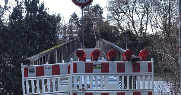 Jeden Winter das gleiche Schauspiel: Die Brücke wird gesperrt. Jeden Winter das gleiche Schauspiel: Die Brücke wird gesperrt.