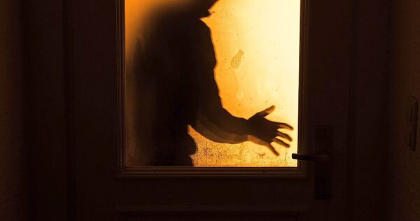 Die Täter warfen mit einem Gegenstand die Glaseingangstür ein. Die Täter warfen mit einem Gegenstand die Glaseingangstür ein.