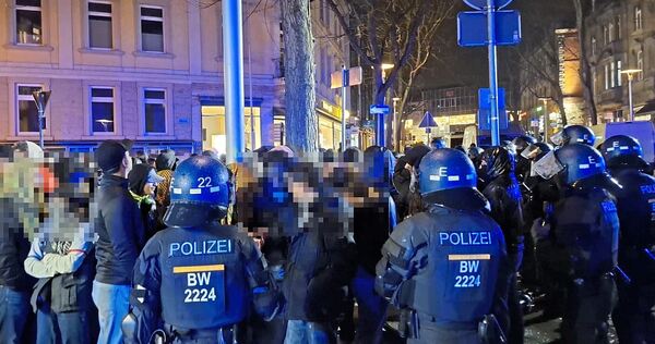 Ausschreitungen in der Ludwigsburger Myliusstraße: Polizisten kesseln Teilnehmer einer Kurdendemo ein. Ausschreitungen in der Ludwigsburger Myliusstraße: Polizisten kesseln Teilnehmer einer Kurdendemo ein.