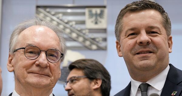 Reiner Haseloff (links) und Nachfolger Sven Schulze vor der Ministerpräsidentenwahl im Landtag in Magdeburg. Foto: Hendrik Schmi Reiner Haseloff (links) und Nachfolger Sven Schulze vor der Ministerpräsidentenwahl im Landtag in Magdeburg.