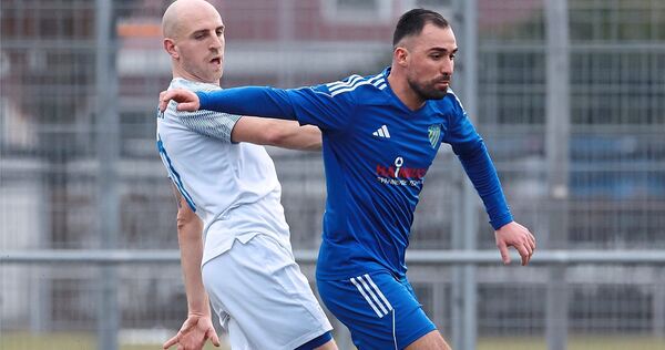 Die Aldinger um Jan Hegener (links) schlagen Burak Yalmans FC Marbach deutlich mit 4:0. Foto: Baumann Die Aldinger um Jan Hegener (links) schlagen Burak Yalmans FC Marbach deutlich mit 4:0.