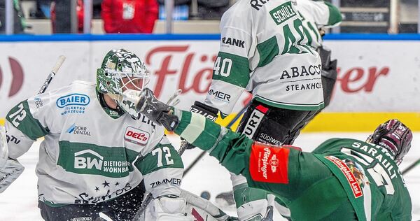 Unglücklicher Auftritt in Rosenheim: Steelers-Goalie Florian Mnich, der hier fast von Charlie Saraults Schlittschuh erwischt wir Unglücklicher Auftritt in Rosenheim: Steelers-Goalie Florian Mnich, der hier fast von Charlie Saraults Schlittschuh erwischt wird.