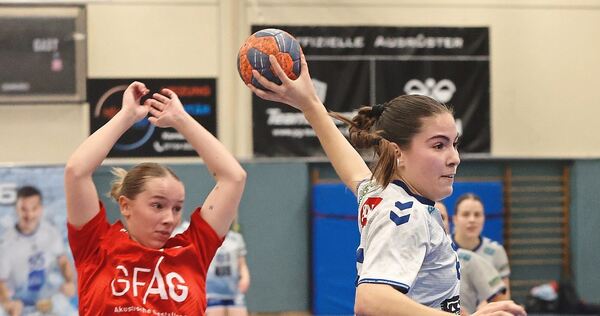 Setzt sich durch: Kornwestheims Anna Wittauer (rechts) fliegt an Lillian Roith vorbei. Setzt sich durch: Kornwestheims Anna Wittauer (rechts) fliegt an Lillian Roith vorbei.