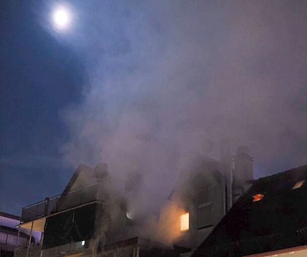 Beim Eintreffen der Feuerwehr kam der Rauch aus mehreren Fenstern. Beim Eintreffen der Feuerwehr kam der Rauch aus mehreren Fenstern.