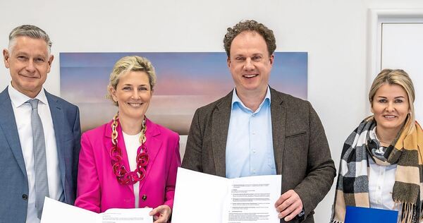 Kooperationsvertrag unterschrieben: Jürgen Schindler (Stadt Ludwigsburg, von links), Sigrid Zimmerling (Leitende Geschäftsführer Kooperationsvertrag unterschrieben: Jürgen Schindler (Stadt Ludwigsburg, von links), Sigrid Zimmerling (Leitende Geschäftsführerin der IHK-Bezirkskammer Ludwigsburg), Matthias Knecht (Oberbürgermeister) und Nicole Ackermann (Kreishandwerkerschaft Lud