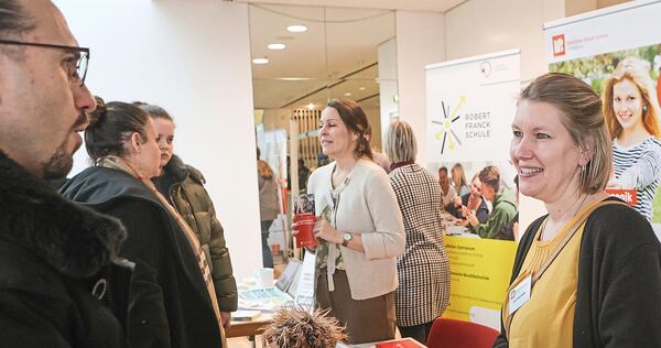 Über einen Mangel an Besuchern können sich die Firmenvertreter an den Info-Ständen nicht beklagen. Über einen Mangel an Besuchern können sich die Firmenvertreter an den Info-Ständen nicht beklagen.