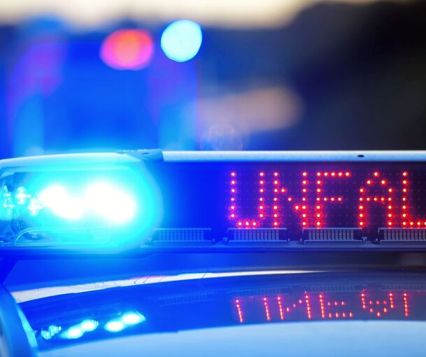 Eine Leuchtschrift am Polizeifahrzeug warnt vor der Unfallstelle. Eine Leuchtschrift am Polizeifahrzeug warnt vor der Unfallstelle.