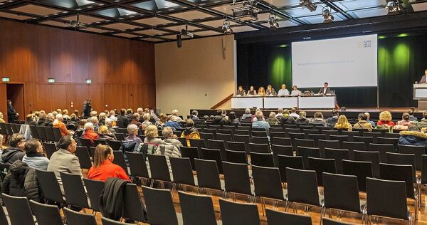 90 Prozent der Stühle blieben bei der Informationsveranstaltung zur künftigen Nutzung des Wohnheims in der Bolzstraße leer. 90 Prozent der Stühle blieben bei der Informationsveranstaltung zur künftigen Nutzung des Wohnheims in der Bolzstraße leer.