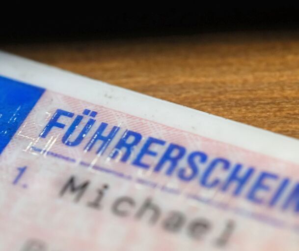 Wer einen der ersten EU-Kartenführerscheine aus den Jahren 1999 bis 2001 besitzt, muss ihn jetzt umtauschen. Wer einen der ersten EU-Kartenführerscheine aus den Jahren 1999 bis 2001 besitzt, muss ihn jetzt umtauschen.