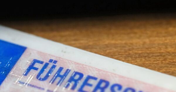 Wer einen der ersten EU-Kartenführerscheine aus den Jahren 1999 bis 2001 besitzt, muss ihn jetzt umtauschen. Wer einen der ersten EU-Kartenführerscheine aus den Jahren 1999 bis 2001 besitzt, muss ihn jetzt umtauschen.