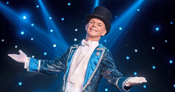 Circus-Conférencier Sascha Thanner führt durch das Programm der Dinnershow „Reithaus Royale“. Circus-Conférencier Sascha Thanner führt durch das Programm der Dinnershow „Reithaus Royale“.