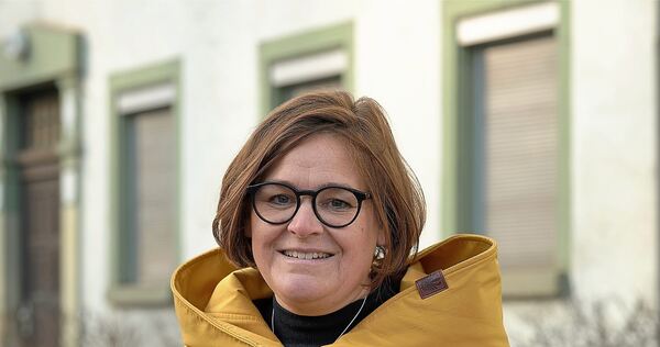 Die Grünen-Politikerin Silke Gericke gehört seit 2021 dem Landtag an und kandidiert erneut. Das Foto zeigt sie vor dem ehemalige Die Grünen-Politikerin Silke Gericke gehört seit 2021 dem Landtag an und kandidiert erneut. Das Foto zeigt sie vor dem ehemaligen Kurhotel in Hoheneck, das saniert werden soll.
