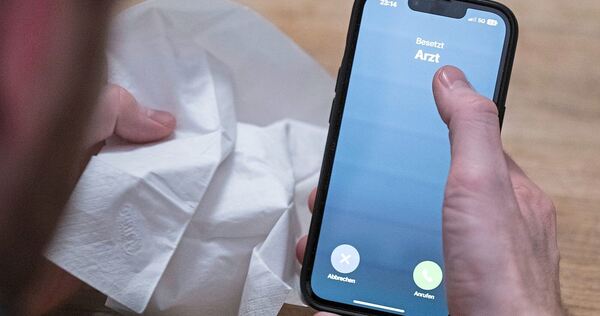 Anruf beim Arzt in verschnupftem, krankem Zustand: Der Bundeskanzler findet, die Deutschen sind zu oft krank - was laut Friedric Anruf beim Arzt in verschnupftem, krankem Zustand: Der Bundeskanzler findet, die Deutschen sind zu oft krank - was laut Friedrich Merz auch an der telefonischen Krankschreibung liegt. Dem widerspricht die AOK.