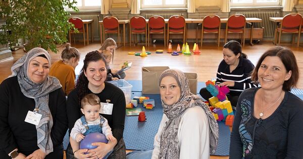 Gamze Günay, Vanessa Ay mit Elif, Selma Ay und Eva Belzner (v.l.) freuen sich, dass ihr Eltern-Kind-Café so gut angenommen wird. Gamze Günay, Vanessa Ay mit Elif, Selma Ay und Eva Belzner (v.l.) freuen sich, dass ihr Eltern-Kind-Café so gut angenommen wird.