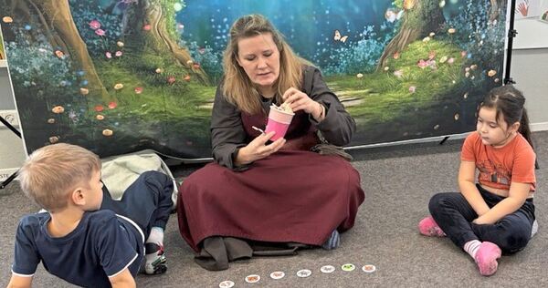 Märchenerzählerin Stefanie Keller mit ihren beiden Schützlingen Miron und Alessia. Märchenerzählerin Stefanie Keller mit ihren beiden Schützlingen Miron und Alessia.