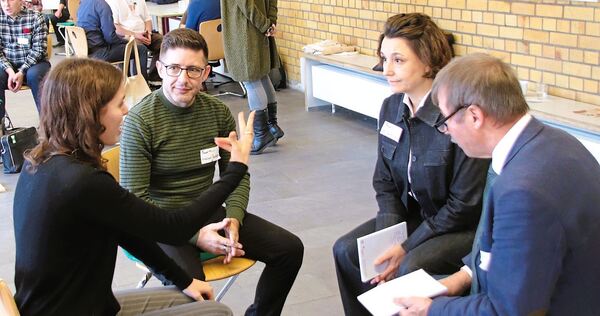 Politische Runde: Konrad Epple (rechts), Sandra Detzer und Nikolaos Boutakoglou im Gespräch. Politische Runde: Konrad Epple (rechts), Sandra Detzer und Nikolaos Boutakoglou im Gespräch.
