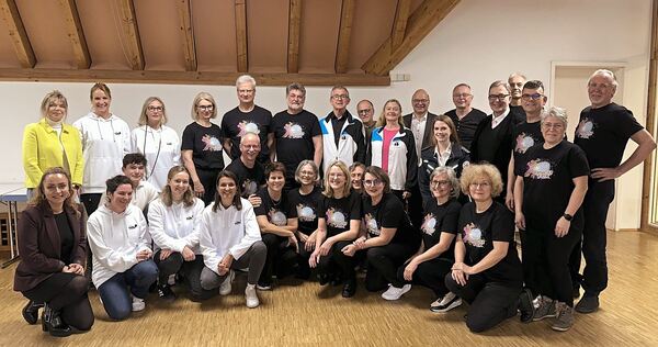 Bürgermeisterin Sabrina Lee (vorne links knieend) würdigte die Leistung der Sportler und dankte den Blutspendern für ihr Engagem Bürgermeisterin Sabrina Lee (vorne links knieend) würdigte die Leistung der Sportler und dankte den Blutspendern für ihr Engagement.