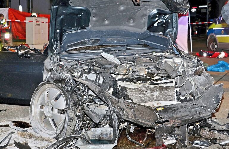 Gewaltiger Aufprall: Selbst der S550 des Unfallverursachers, ein bulliges AMG-Mercedes-Coupé, weist beträchtliche Schäden auf. Gewaltiger Aufprall: Selbst der S550 des Unfallverursachers, ein bulliges AMG-Mercedes-Coupé, weist beträchtliche Schäden auf.