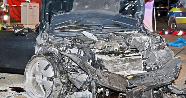 Gewaltiger Aufprall: Selbst der S550 des Unfallverursachers, ein bulliges AMG-Mercedes-Coupé, weist beträchtliche Schäden auf. Gewaltiger Aufprall: Selbst der S550 des Unfallverursachers, ein bulliges AMG-Mercedes-Coupé, weist beträchtliche Schäden auf.