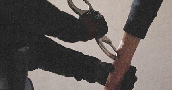 Ein Beamter sitzt nun in Untersuchungshaft. Ein Beamter sitzt nun in Untersuchungshaft.