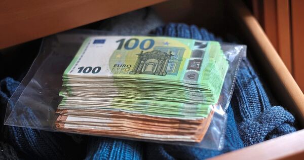 Während die Frau den hilfsbereiten Senior ablenkt, stiehlt der Mann Bargeld. Während die Frau den hilfsbereiten Senior ablenkt, stiehlt der Mann Bargeld.