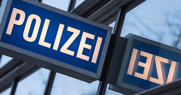 Die Polizei sucht nach Zeugen. Die Polizei sucht nach Zeugen.