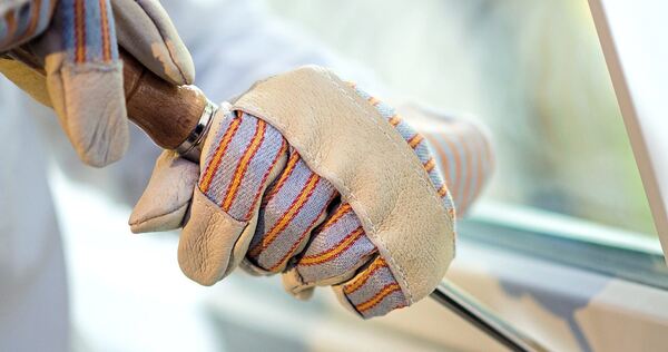 Ein Einbrecher verschafft sich Zugang zu einer Wohnung. Ein Einbrecher verschafft sich Zugang zu einer Wohnung.