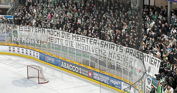 Umstrittenes Banner: Der hämische Spruch in der Enztalkurve gilt dem insolventen Lokalrivalen. Foto: Andreas Eberle Umstrittenes Banner: Der hämische Spruch in der Enztalkurve gilt dem insolventen Lokalrivalen.