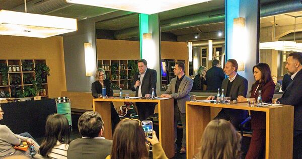 Rund 50 Zuhörer hören sich die von der Kreis-SPD veranstaltete Podiumsdiskussion im Ludwigsburger Werkcafé an. Am Podium: (von l Rund 50 Zuhörer hören sich die von der Kreis-SPD veranstaltete Podiumsdiskussion im Ludwigsburger Werkcafé an. Am Podium: (von links) Susanne Thomas, Boris Weirauch, Burak Uslu, Macit Karaahmetoğlu, Tasmin Reuter und Ibrahim Aslan.